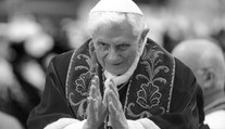 Svět se naposledy rozloučil s bývalým papežem Benediktem XVI.