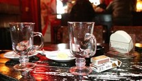 Hospodám a nočním klubům se už tolik nedaří. Lidé jdou raději do kavárny, říká ekonom