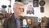 Petr Pavel obědvá se svými příznivci. Dá si svůj oblíbený burger