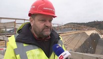 Na stavbě Dvoreckého mostu v Praze se podílí okolo 150 lidí