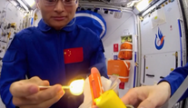 Astronauti ukázali neobvyklý jev. Svíčky ve vesmíru hoří úplně jinak než na Zemi
