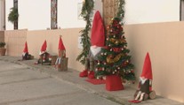 Znáte tuhle vánoční tradici? Španělské městečko zdobí skřítci