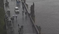 VIDEO: Po Karlově mostě se prohánělo auto, lidé sotva stačili uskakovat