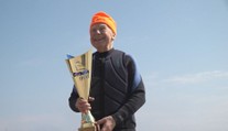 VIDEO: Nový rekord: 89letý Polák se stal nejstarším aktivním surfařem na světě