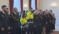 Prezident Pavel rozdal Zlaté záchranářské kříže. Ocenil statečnost laiků i profesionálů