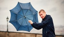 Meteoroložka Honsová: Měli bychom se připravit na silný vítr. Může působit škody