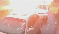 VIDEO: To bylo o fous. Jen co pár zabouchl dveře od auta, udeřil vedle něj blesk