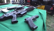 Zbraně a uniformy. 30 let Armády ČR připomíná výstava v Praze