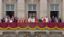 Královská rodina se sešla na balkoně Buckinghamského paláce. Společně mávali lidu