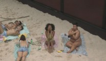 VIDEO: Příběh nečekejte. Místo představení se návštěvníci divadla dočkali polonahých herců na pláži