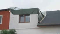 V Oticích poškodil silný vítr 30 domů. Strhával střechy a kácel stromy