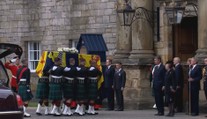 Královna Alžběta II. dorazila do Edinburghu. Na místě vládly nepopsatelné emoce
