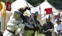 Středověké zbraně a souboje: Na Chodovské tvrzi začnou slavnosti