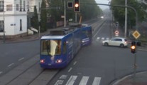 VIDEO: Tramvaj po srážce s autem skončila na chodníku. Policie zveřejnila drsné záběry kolize
