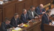 Politici by měli prokázat solidaritu se společností, říká politolog k jejich platům