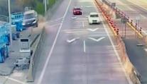VIDEO: Záběry, ze kterých mrazí. Auto na D2 u Bratislavy vymrštily betonové zábrany