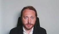 Češi peníze mají. Nadále ale šetří, hodnotí situaci ekonom Hradil