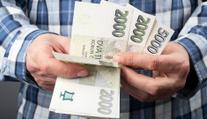 Češi se víc zadlužují. Mladí to se spotřebitelským úvěrem přehání, říká ekonom