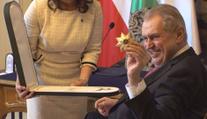 Prezident Zeman dostal od prezidentky Novákové nejvyšší maďarské vyznamenání
