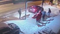 VIDEO: Další řidič na Slovensku vjel do zastávky. Lidé stihli naštěstí včas uskočit