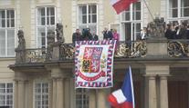 Pozdrav nově zvolené hlavy státu z balkonu Pražského hradu