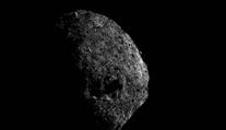 NASA ukázala vzorky z planetky Bennu. Vypadají jako černé uhlí