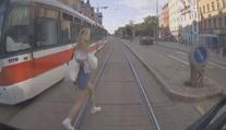 VIDEO: Tramvaj v Brně málem srazila dívku. Ta si toho vůbec nevšimla