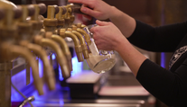 Lidé chodí méně na pivo. Může za to zdražení i rychlejší životní tempo, říká agrární ekonom