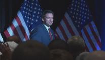 Ron DeSantis odstoupil z primárek a podpořil Donalda Trumpa