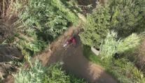 VIDEO: Dron natočil žháře při činu. Zapálil les, poté po stroji házel kameny