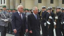 Král Karel III. se před Braniborskou bránou setkal s německým prezidentem