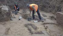 V pražském Karlíně odkrývají masové hroby. Archeologové našli stovky ostatků