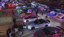 VIDEO: Vánoční výzdoba nezná meze. V USA vyjela do ulic nazdobená auta