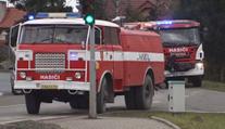 Stovka hasičů zasahovala při obřím požáru haly v Čelákovicích