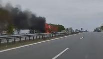VIDEO: Na dálnici D1 hořel kamion. Zasahovat musely všechny záchranné složky