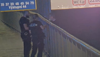 VIDEO: Strážníci zachránili mladou ženu. Takto vypadá vyjednávání v praxi