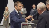 Bylo to těsné. Macronova strana zvítězila v prvním kole parlamentních voleb