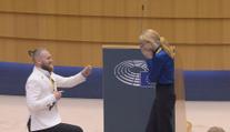 Romantika v Europarlamentu. Žádost o ruku sklidila obrovský potlesk