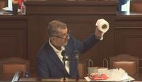 VIDEO: Rozzuřený Babiš se v Poslanecké sněmovně oháněl toaletním papírem