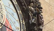 Národní den bez spěchu: Na úmrtí na silnicích upozorňuje i pražský orloj