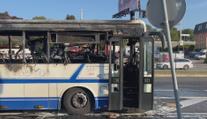 VIDEO: Autobus v Praze skončil v plamenech. Zbyla jen ohořelá karosérie