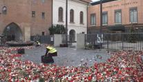 Před Karlovou univerzitou uklízejí svíčky po pietní akci