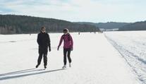 Zamrzlé Lipno láká bruslaře. Led má okolo 15 centimetrů
