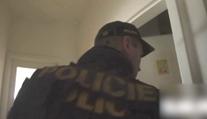 VIDEO: Hra na schovávanou mu nevyšla. Svalnatec se před policisty ukrýval ve skříni