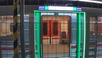 V metru testují bariéru, která předchází pádu pod vlak. Je určená pro novou linku D