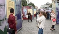 V centru Prahy připomínají konec války příběhy pamětníků i dobová vozidla