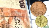 Koruna výrazně oslabuje. Za dovolenou si tak Češi připlatí