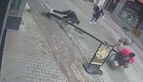 VIDEO: Muž se nevinně opřel o pouliční lampu. Ta přizabila kolemjdoucí důchodkyni