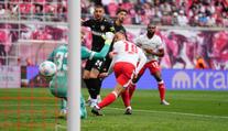 Momenty 34. bundesligového kola: Simons zakončil sezónu úžasnou patičkou