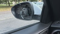 Dva cizinci měli ve Vrchlabí poškodit přes 50 aut. Kradli z nich zrcátka